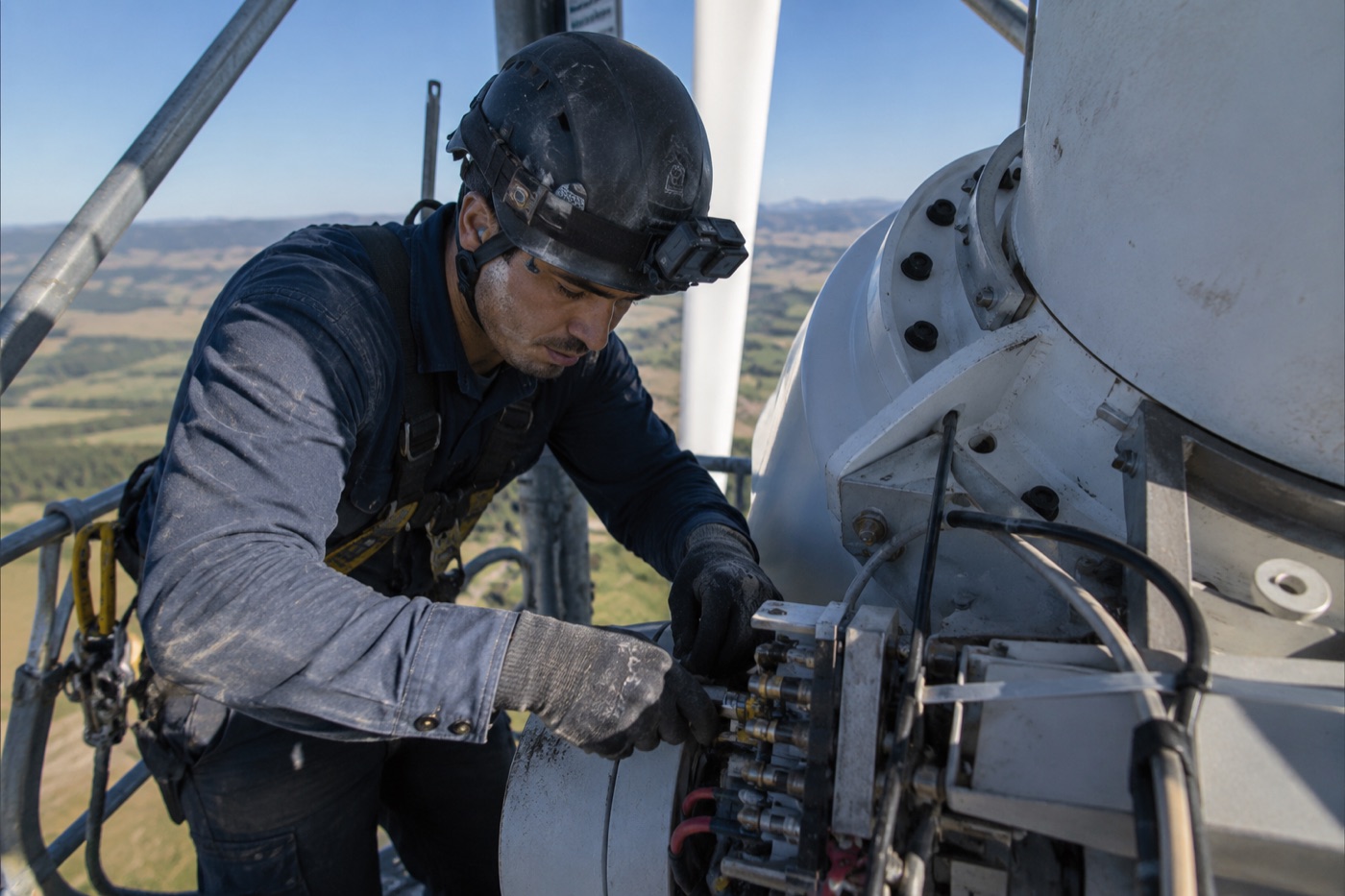 Energy-trade technician at height